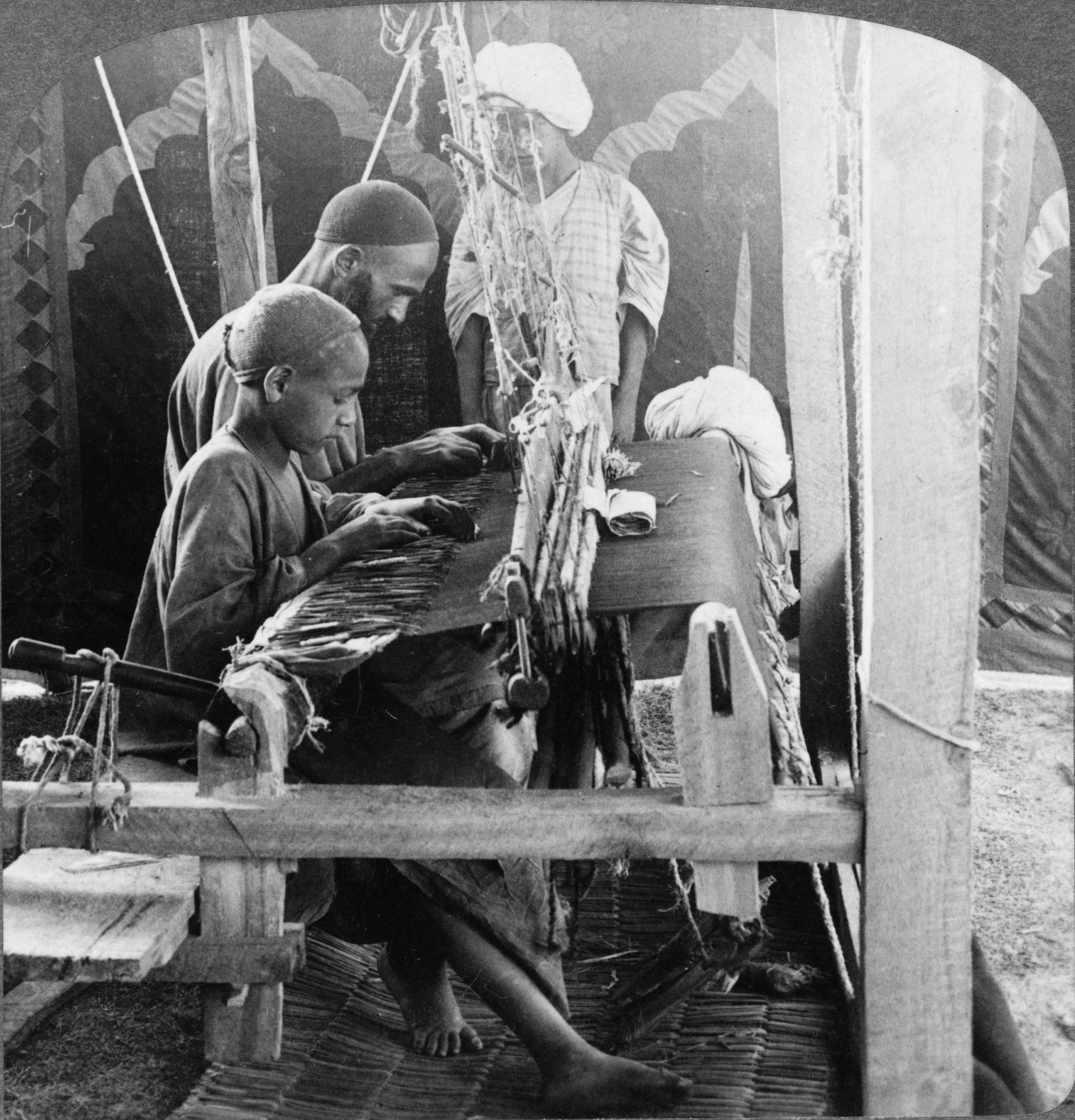 Archival photograph of shawl weaving in Kashmir, published by Underwood and Underwood around 1903.